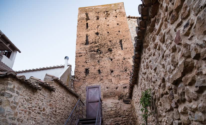 Los árabes, la Torre del Cortijo y los lienzos de la muralla